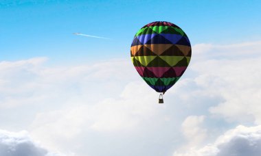 Aerostat bulutların üzerinde uçuyor. Karışık teknik