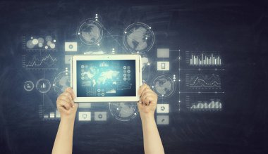 Kişi tablet pc göstermektedir. Karışık teknik