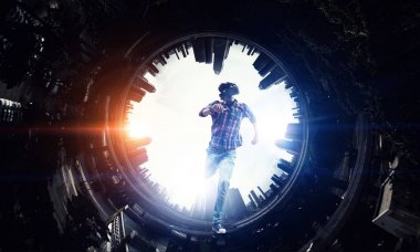 Sanal kask içinde adam. Karışık teknik