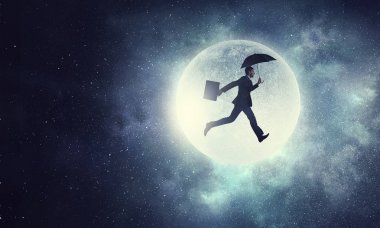 Gece gökyüzünde bir iş adamı. Karışık teknik