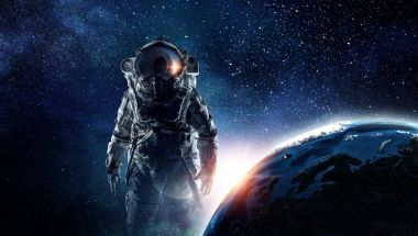 Astronot uzayda. Karma ortam. Karışık teknik