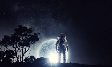 Astronot uzayda. Karma ortam. Karışık teknik