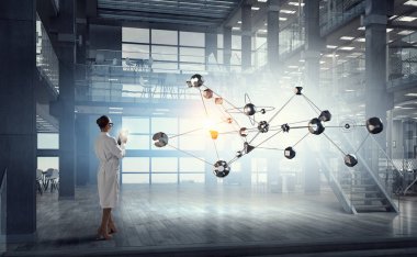 Bilim adamı kadın araştırma yapıyor. Karma ortam. Karışık teknik