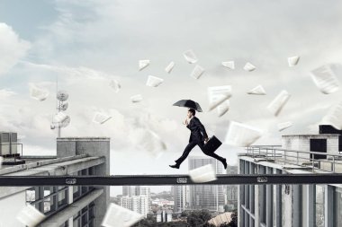 Korkusuz işadamı üstesinden zorluk. Karma ortam. Karışık teknik