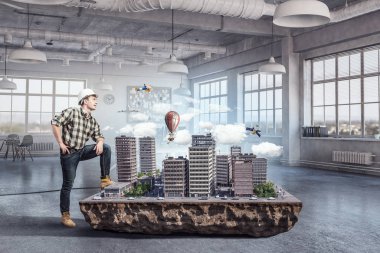 Genç bir mühendis adam. Karma ortam. Karışık teknik