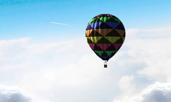 エアロスタット雲の上を飛んでします。ミクスト メディア — ストック写真