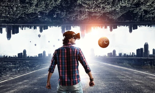 Man in virtuele helm. Mixed media — Stockfoto