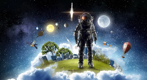 Astronot uzayda. Karma ortam. Karışık teknik