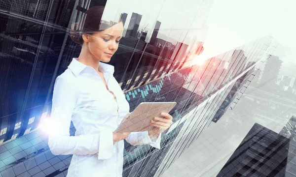 Atractiva dama de negocios trabajando en la tableta. Medios mixtos — Foto de Stock