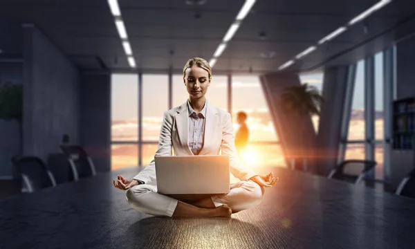 Versucht, sich auf Positivität zu konzentrieren. Gemischte Medien. Gemischte Medien — Stockfoto