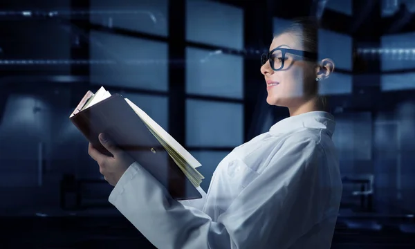 Vetenskapsman kvinna läser logg. Mixed media — Stockfoto