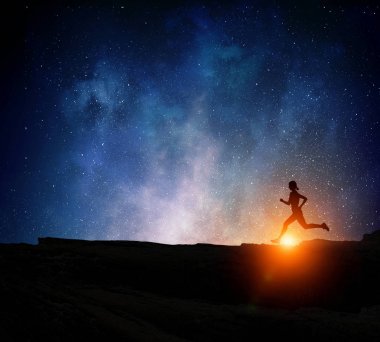 Geceleri çalışan koşucu. Karma ortam. Karışık teknik