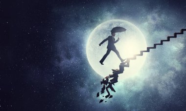 Gece gökyüzünde bir iş adamı. Karışık teknik