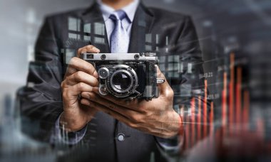 Elinde kamera olan adam. Karışık teknik