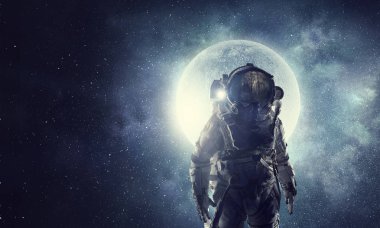 Astronot uzay giysisi içinde. Karışık teknik