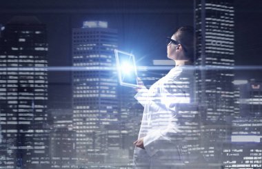 Tablet kullanan bilim adamı kadın. Karma ortam. Karışık teknik