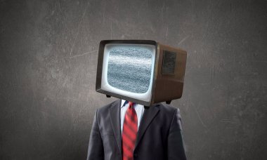 Tv adamla baş yerine. Karma ortam. Karışık teknik