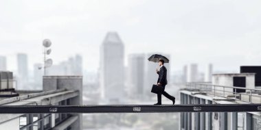 Korkusuz işadamı üstesinden zorluk. Karma ortam. Karışık teknik
