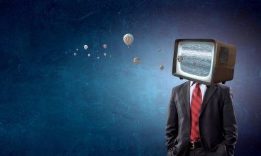 Tv adamla baş yerine. Karma ortam. Karışık teknik
