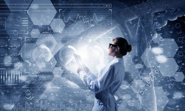 Tablet pc kullanan bilim adamı kadın. Karma ortam. Karışık teknik