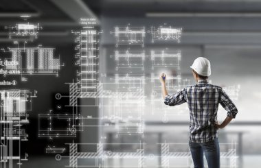 Mühendis kadın çizmek düzeni. Karışık teknik