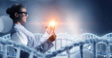 Tablet pc kullanan bilim adamı kadın. Karma ortam. Karışık teknik