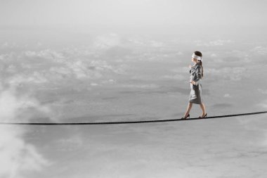 Blindfolded yürüyor. Karışık teknik