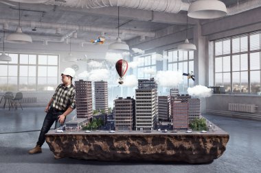 Genç bir mühendis adam. Karma ortam. Karışık teknik