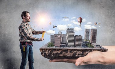 Yetişkin mühendis adam. Karma ortam. Karışık teknik