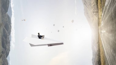 Gökyüzünde yüzen kadın havacı. Karışık teknik