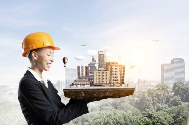 Kadın sunan inşaat modeli. Karışık teknik