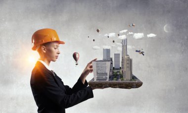 Kadın sunan inşaat modeli. Karışık teknik