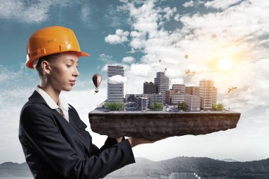 Kadın sunan inşaat modeli. Karışık teknik