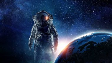 Astronot uzayda. Karma ortam. Karışık teknik