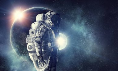 Astronot uzayda. Karma ortam. Karışık teknik