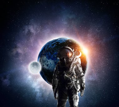 Astronot uzayda. Karma ortam. Karışık teknik