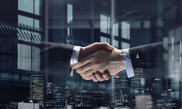 Partnerów, drżenie rąk, jako symbol transakcji. Techniki mieszane — Zdjęcie stockowe
