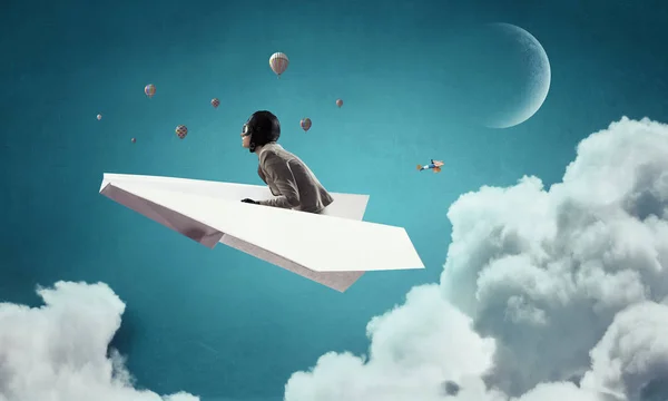 Femme Aviateur flottant dans le ciel. Techniques mixtes. Techniques mixtes — Photo