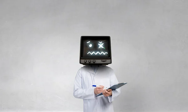 Arzt mit Fernseher statt Kopf. Gemischte Medien. Gemischte Medien — Stockfoto