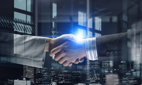 Partnerów, drżenie rąk, jako symbol transakcji. Techniki mieszane — Zdjęcie stockowe
