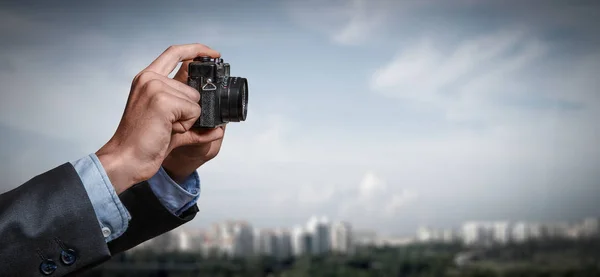 Hombre con cámara en las manos. Medios mixtos —  Fotos de Stock