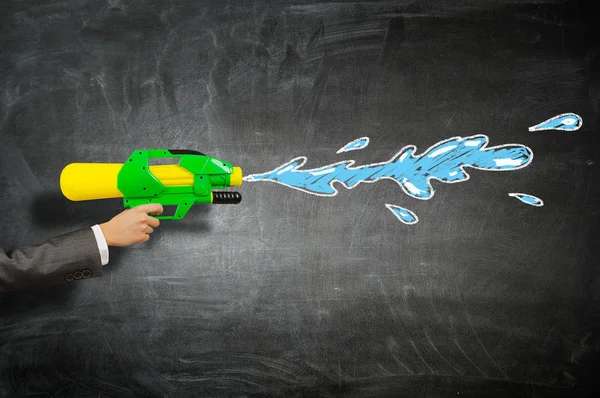 Pistola de brinquedo de água na mão — Fotografia de Stock