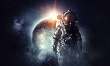 Astronot uzayda. Karışık teknik