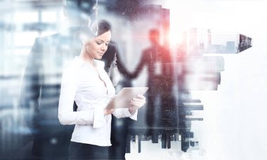 Tablet üzerinde çalışan çekici iş kadını