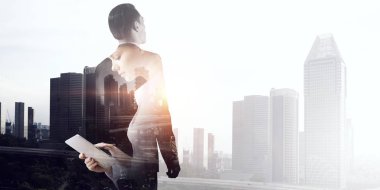 Tablet üzerinde çalışan çekici iş kadını