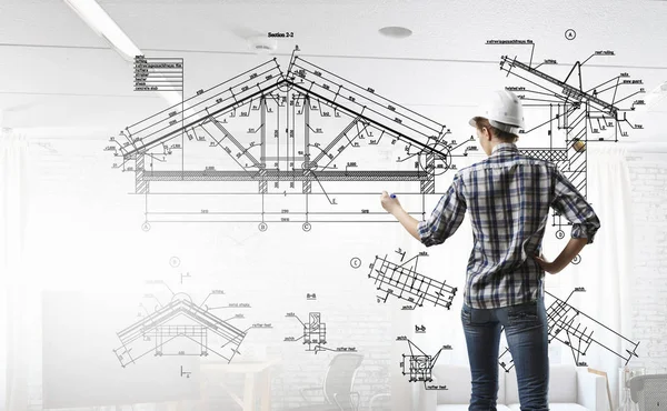 Ingenjören kvinna draw layout — Stockfoto