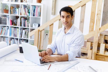 Genç adam mimar ofis