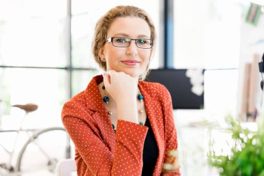 Görevdeki genç bayan.