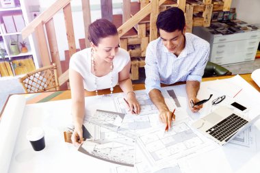 Ofisteki iki genç mimar