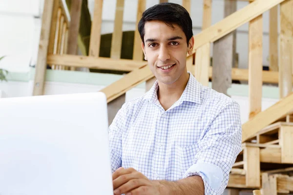 Porträtt av ung man i office — Stockfoto